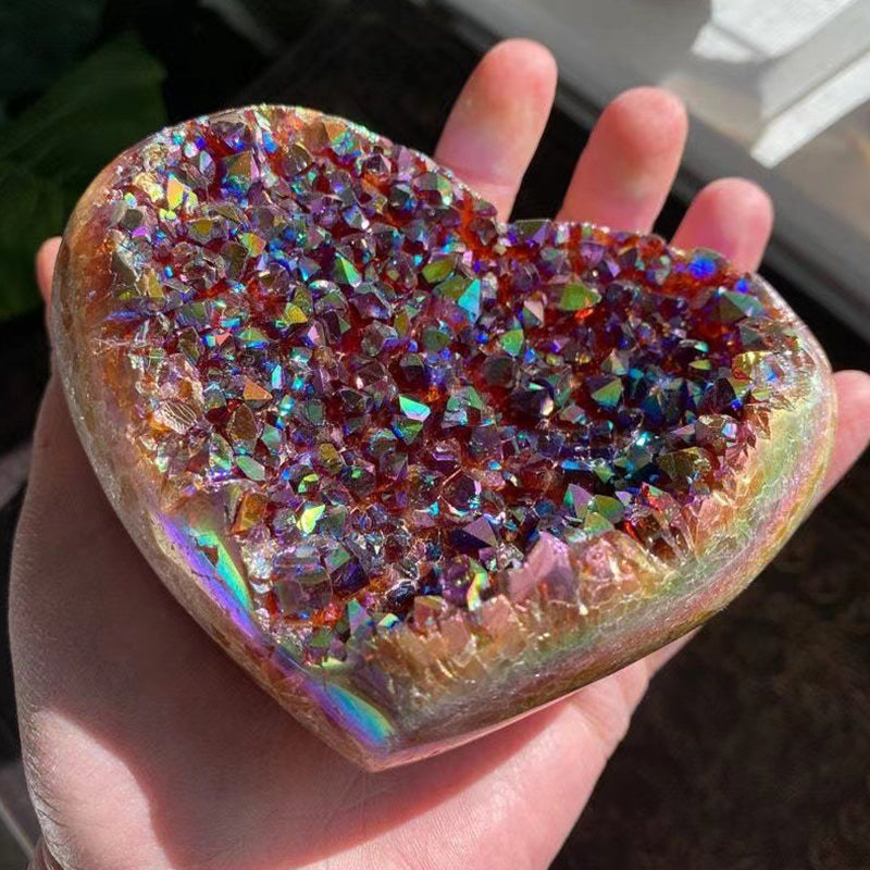 Herzförmiger Kristall in Engel Aura Farbe