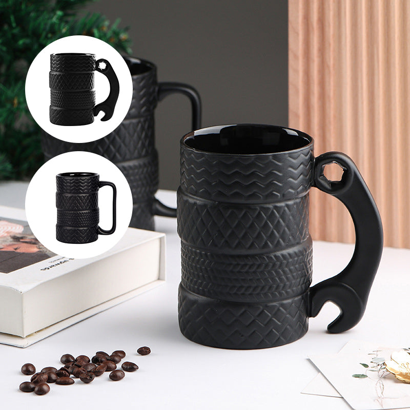 Keramischer Becher mit Reifenmotiv