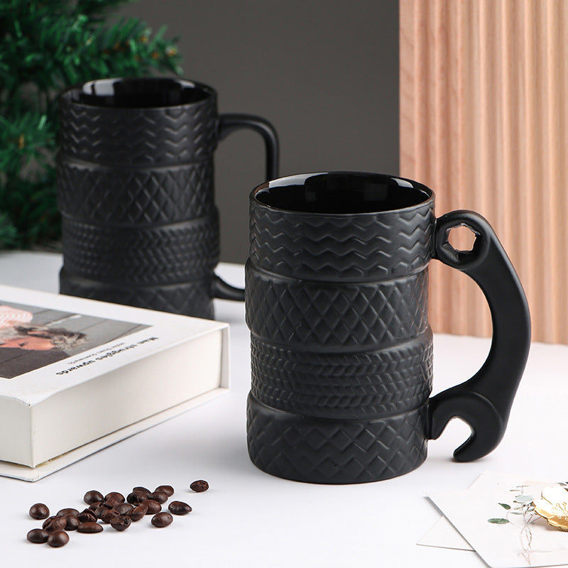 Keramischer Becher mit Reifenmotiv