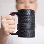 Keramischer Becher mit Reifenmotiv