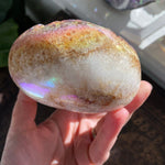 Herzförmiger Kristall in Engel Aura Farbe
