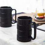 Keramischer Becher mit Reifenmotiv