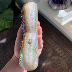 Herzförmiger Kristall in Engel Aura Farbe