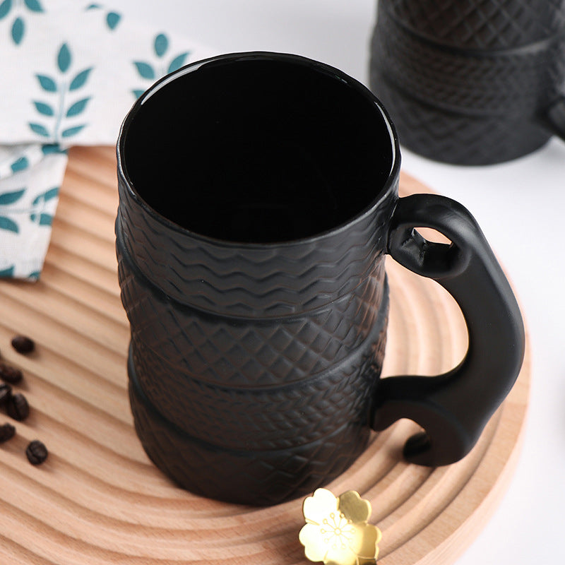Keramischer Becher mit Reifenmotiv