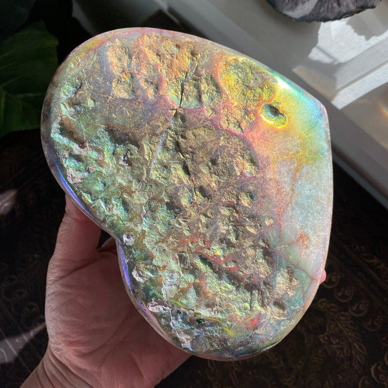 Herzförmiger Kristall in Engel Aura Farbe