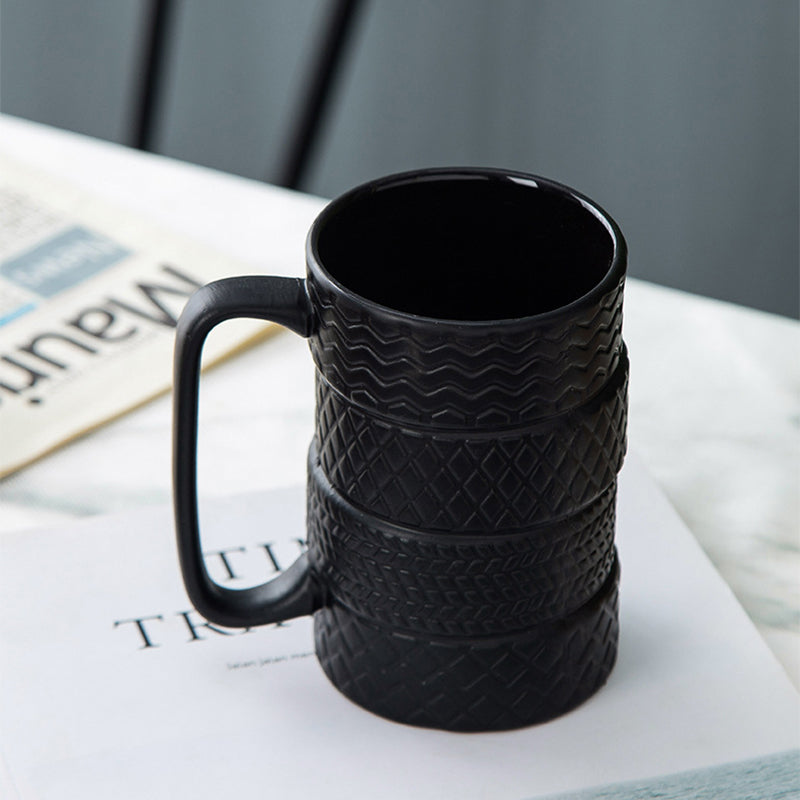 Keramischer Becher mit Reifenmotiv