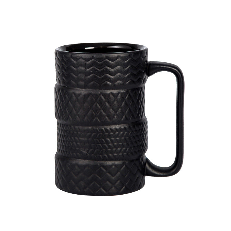 Keramischer Becher mit Reifenmotiv