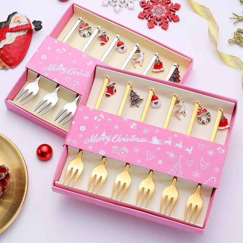 Geschenkset aus Metalllöffeln für Weihnachtsdekorationen zuhause