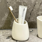 Elegantes Badezimmer-Set mit Seifenspender und Bechern