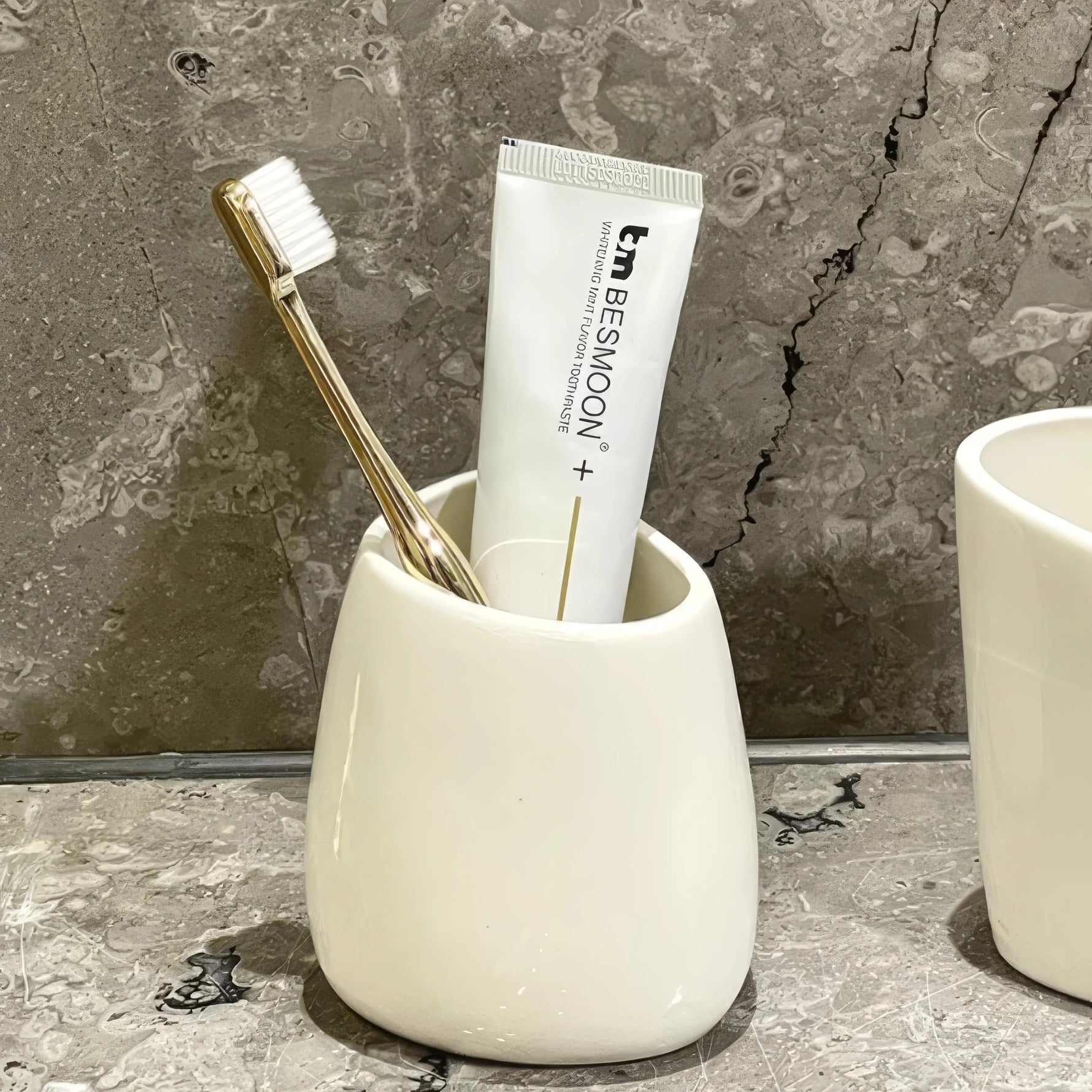 Elegantes Badezimmer-Set mit Seifenspender und Bechern