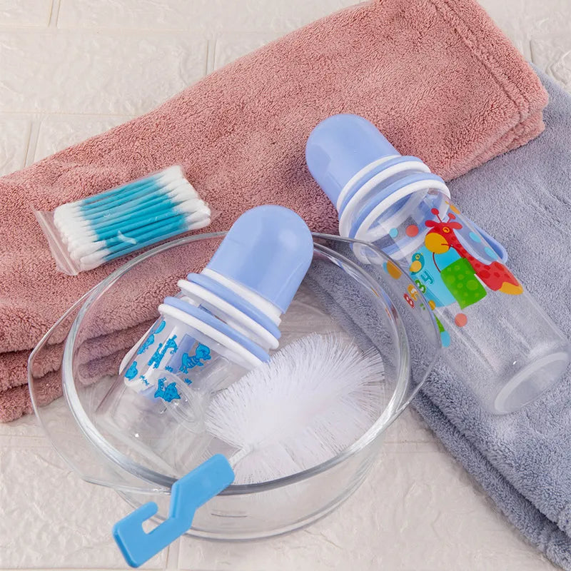 Pflegeset für Babys mit Flaschen, Lätzchen und Bürste zur Reinigung