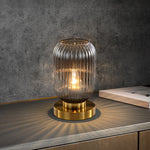 Elegante Tischlampe mit ovalem Glasdesign und sanfter Beleuchtung