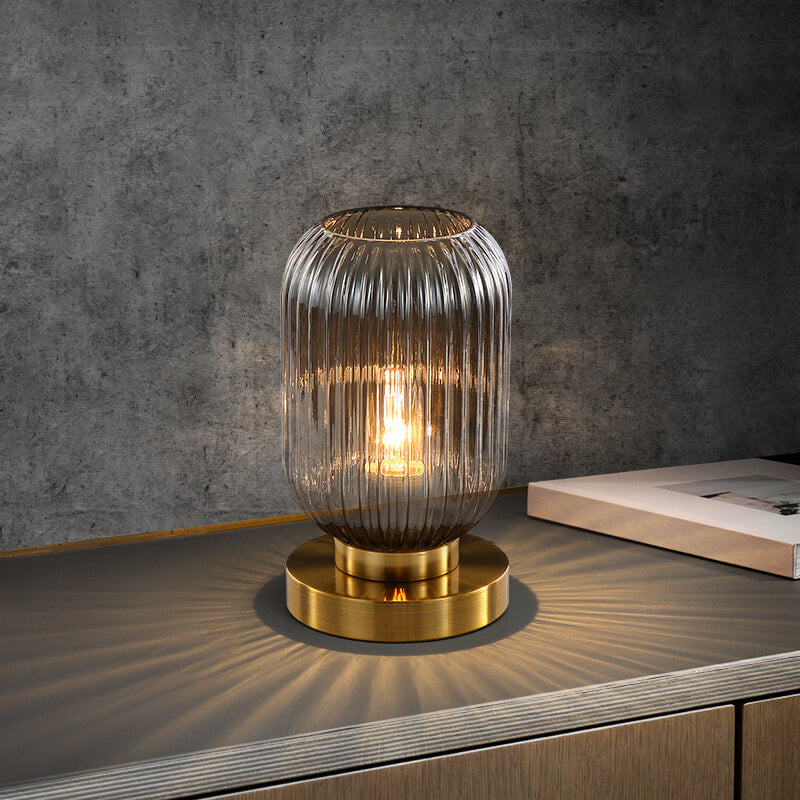 Elegante Tischlampe mit ovalem Glasdesign und sanfter Beleuchtung