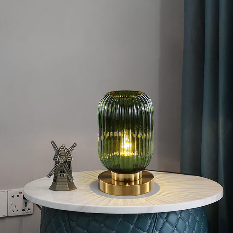 Elegante Tischlampe mit ovalem Glasdesign und sanfter Beleuchtung