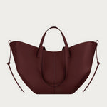 Elegant shoulder bag with generous storage space