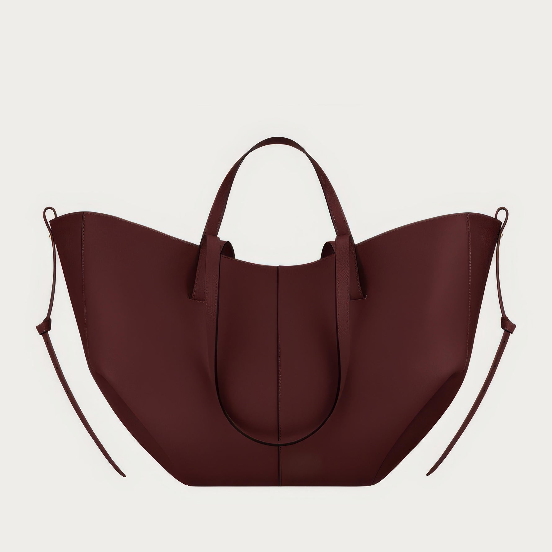Elegant shoulder bag with generous storage space