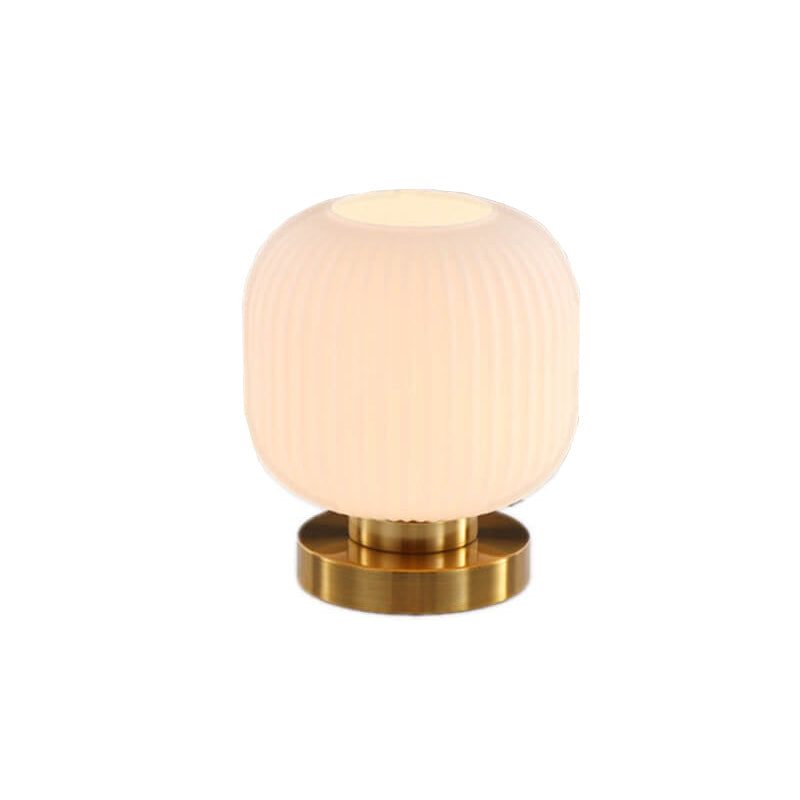 Elegante Tischlampe mit ovalem Glasdesign und sanfter Beleuchtung