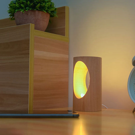 Komfortable Holz-Tischlampe mit LED-Beleuchtung