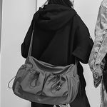 Nylon Umhängetasche in Schwarz – Urbaner Messengerbag mit Reißverschluss für den Alltag