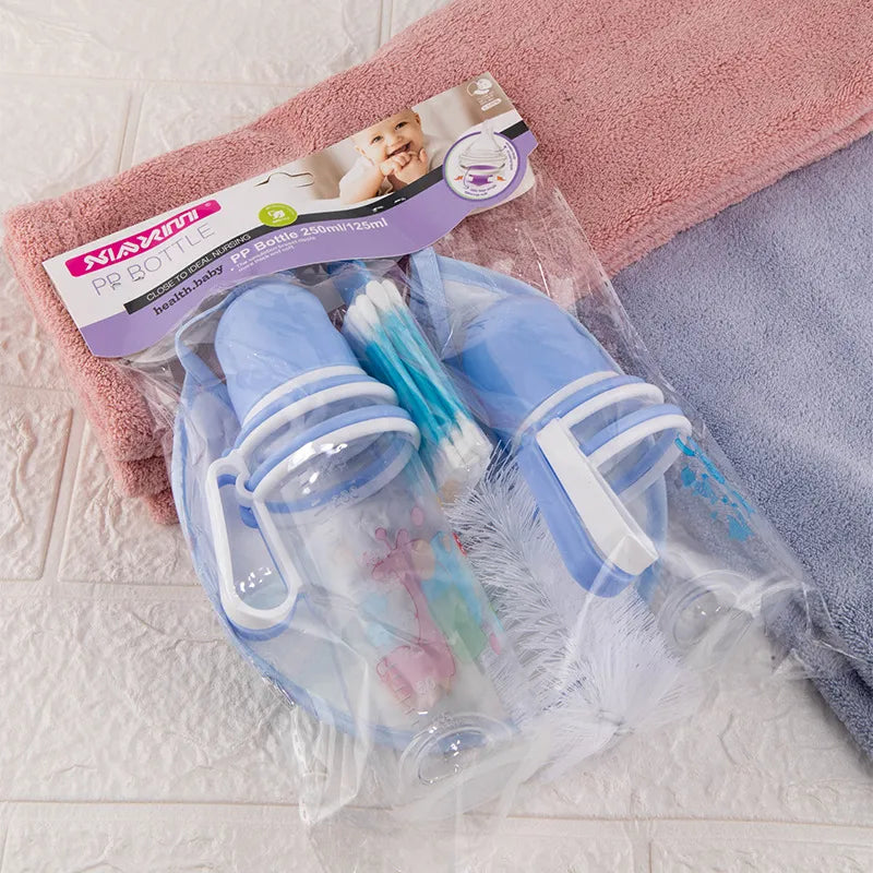 Pflegeset für Babys mit Flaschen, Lätzchen und Bürste zur Reinigung
