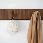 Eleganter Massivholz-Kleiderschrank im skandinavischen Stil