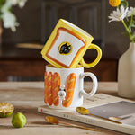 Kreative Kaffeetasse mit großen Augen für den Weihnachtsbaum