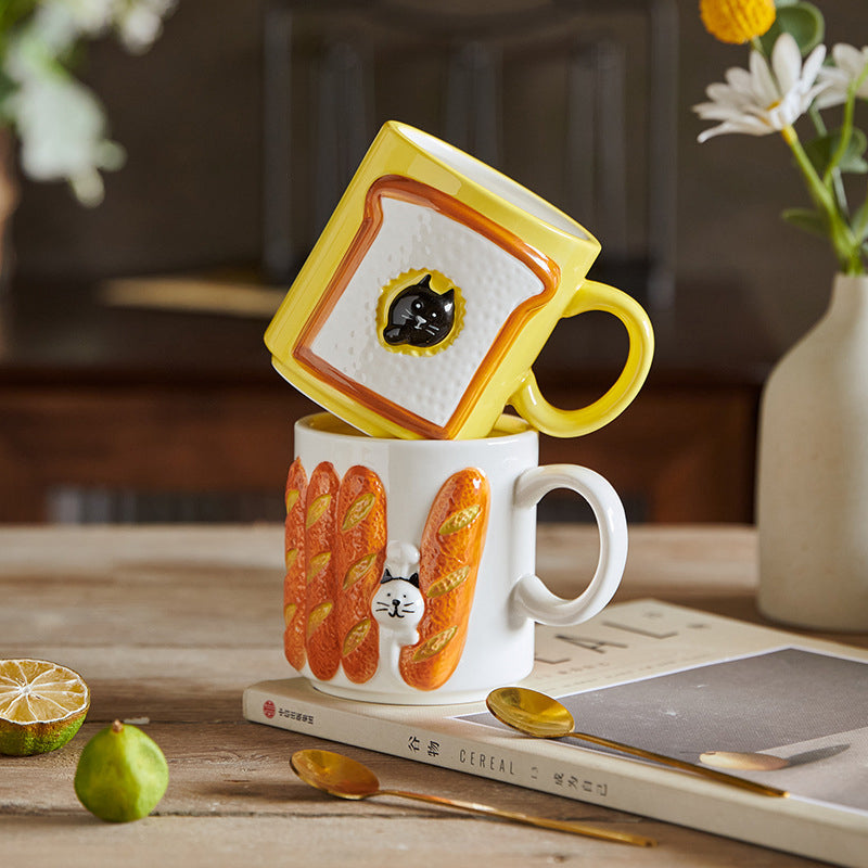 Kreative Kaffeetasse mit großen Augen für den Weihnachtsbaum