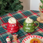 Kreative Kaffeetasse mit großen Augen für den Weihnachtsbaum