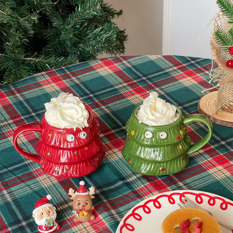Kreative Kaffeetasse mit großen Augen für den Weihnachtsbaum