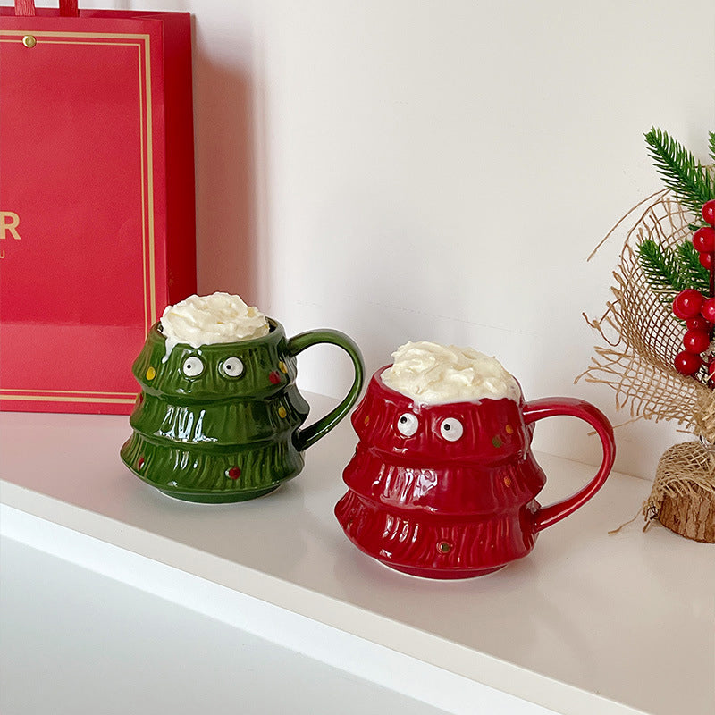 Kreative Kaffeetasse mit großen Augen für den Weihnachtsbaum