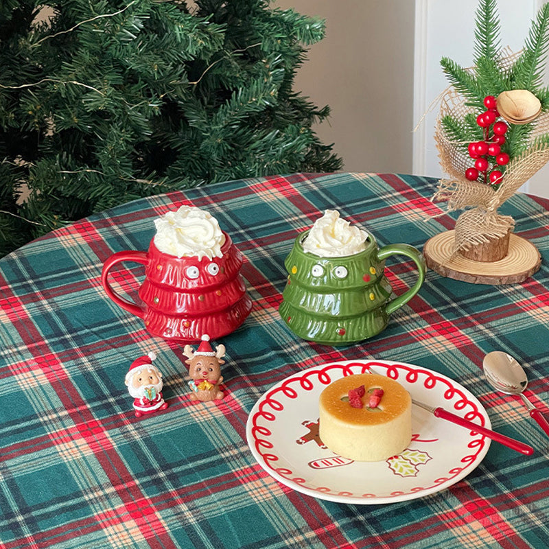 Kreative Kaffeetasse mit großen Augen für den Weihnachtsbaum