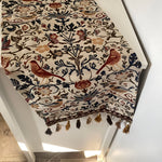 Rustikaler Tischläufer mit floralen und tierischen Motiven
