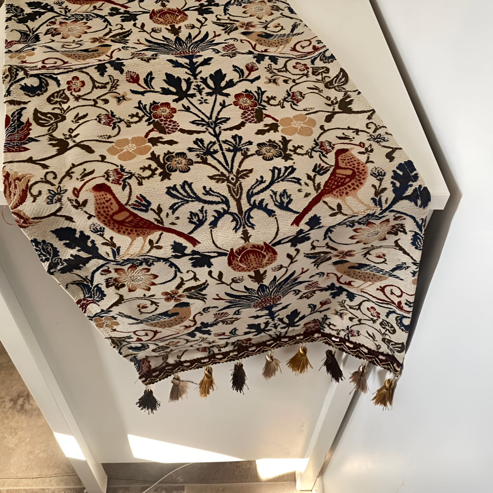 Rustikaler Tischläufer mit floralen und tierischen Motiven