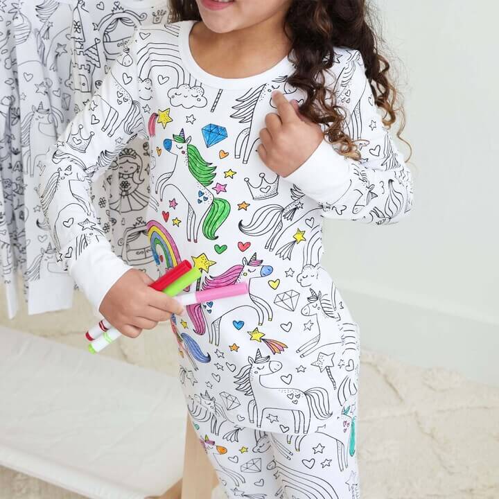 Selbstgestaltbarer Kinderpyjama zum Ausmalen