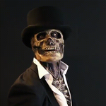 Furcht einflößende Halloween-Maske für unvergessliche Auftritte