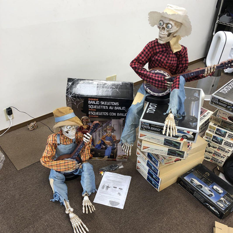 Lustige Duell mit lebhaften Banjo-Skeletten