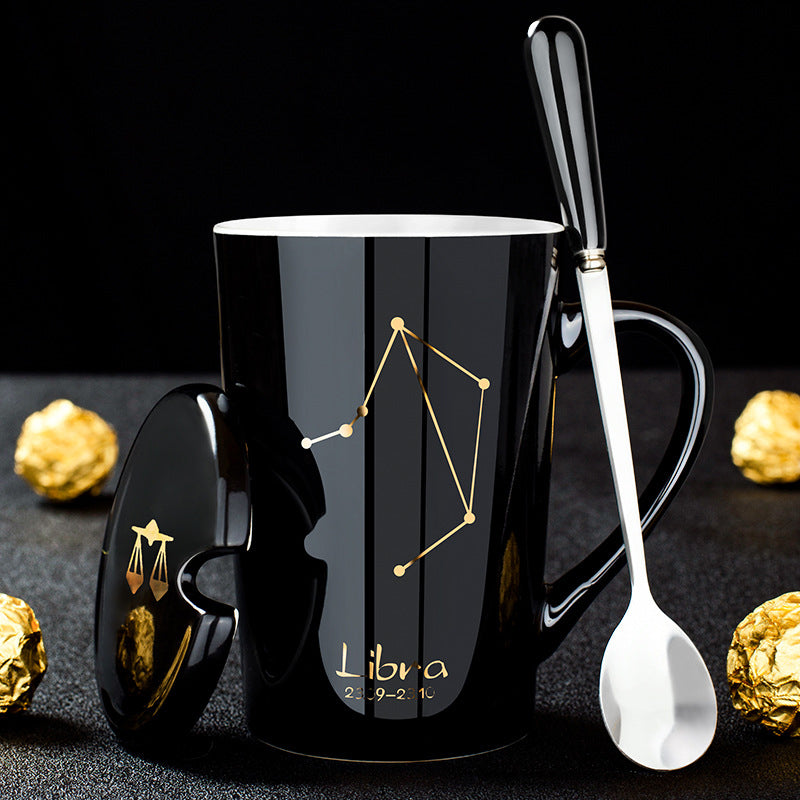 Schwarze Keramiktasse mit Deckel und Löffel – 12 Sternbilder