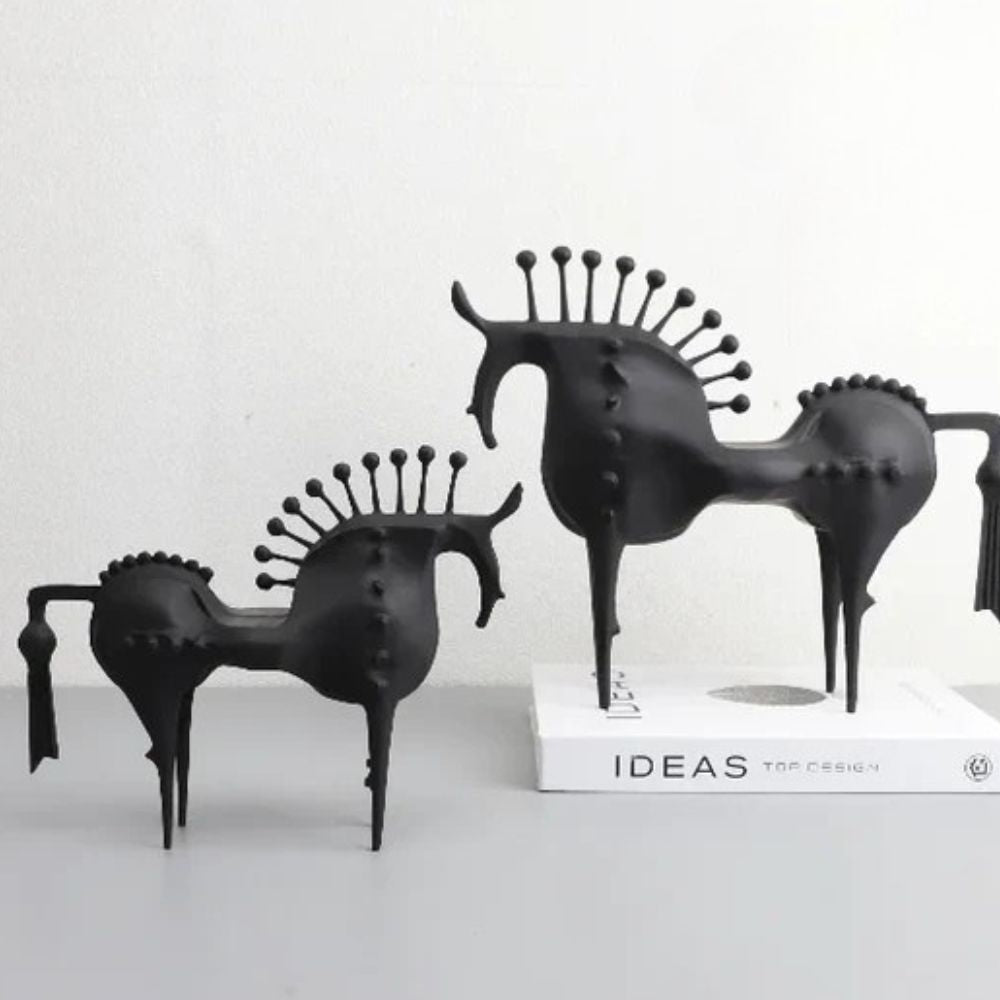 Abstrakte Metallskulptur eines Pferdes