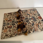 Rustikaler Tischläufer mit floralen und tierischen Motiven