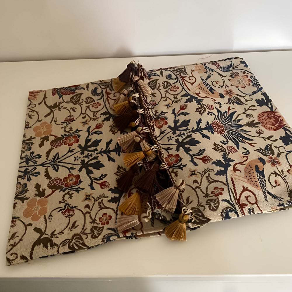 Rustikaler Tischläufer mit floralen und tierischen Motiven