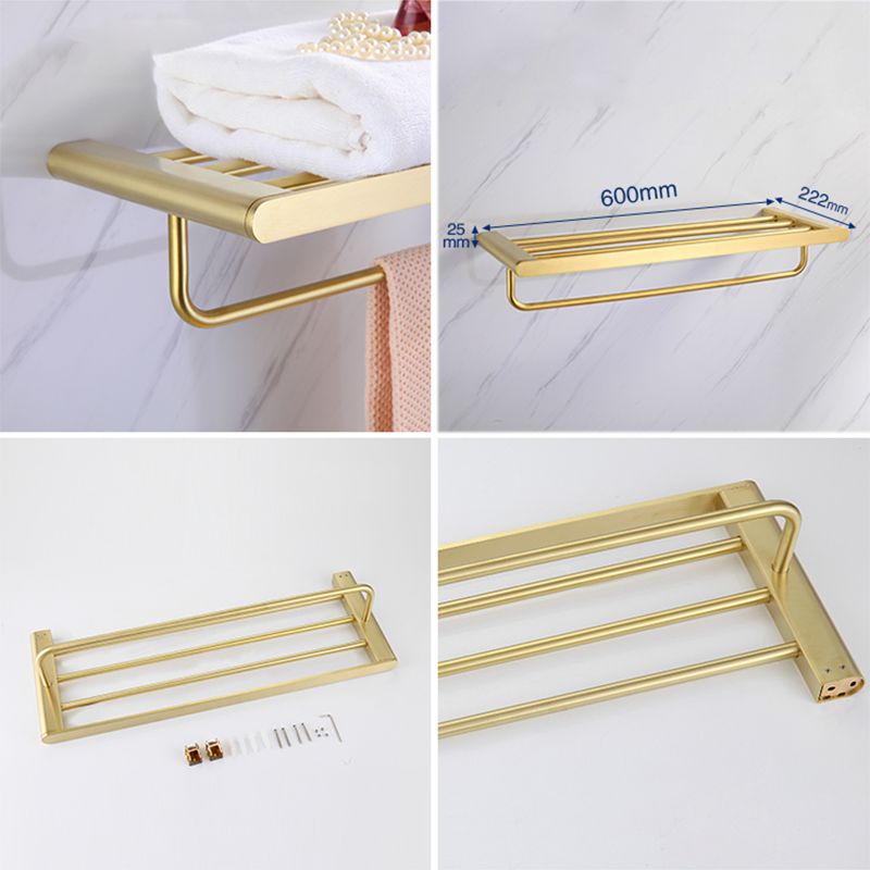 Elegantes Badezimmer-Set mit goldenen Handtuchhaltern