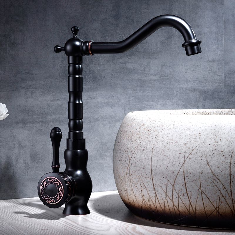 Eleganter Küchenwasserhahn mit schwenkbarem Auslauf und Hebelgriff