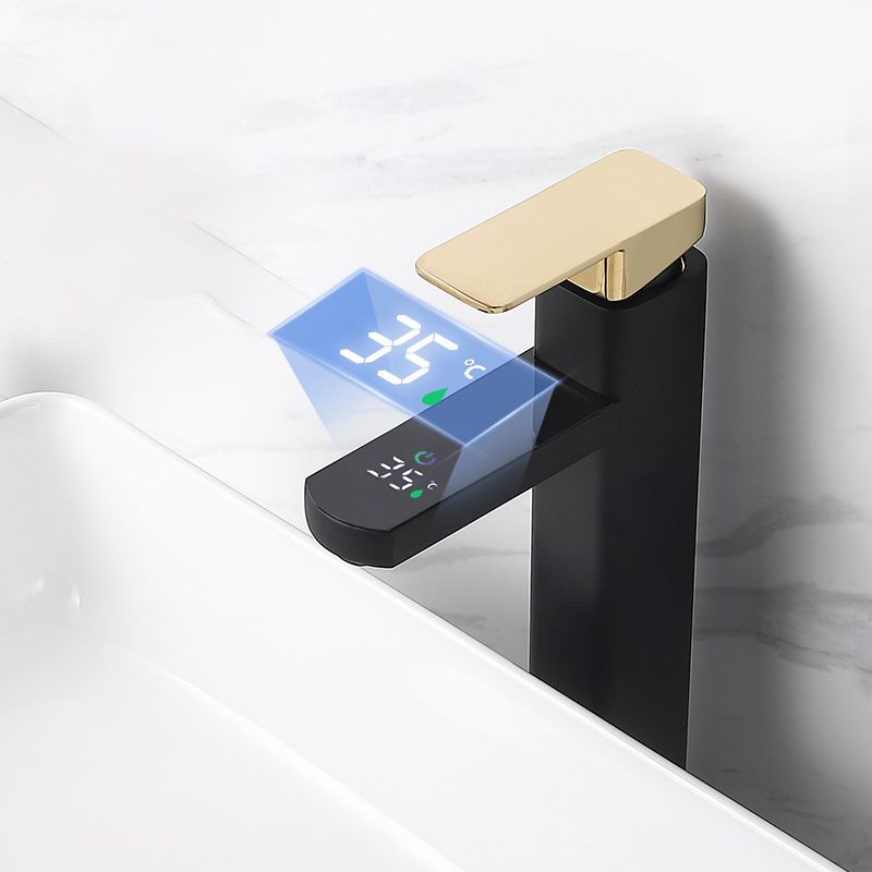 Moderne Küchenarmatur mit digitaler Anzeige und eleganter Form