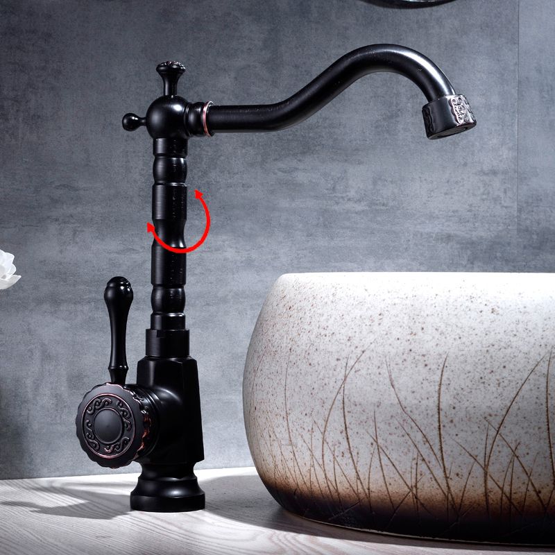 Eleganter Küchenwasserhahn mit schwenkbarem Auslauf und Hebelgriff