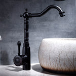 Eleganter Küchenwasserhahn mit schwenkbarem Auslauf und Hebelgriff