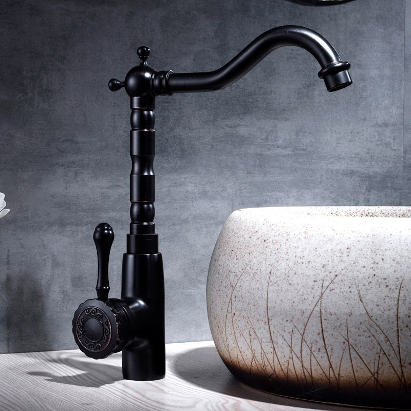 Eleganter Küchenwasserhahn mit schwenkbarem Auslauf und Hebelgriff