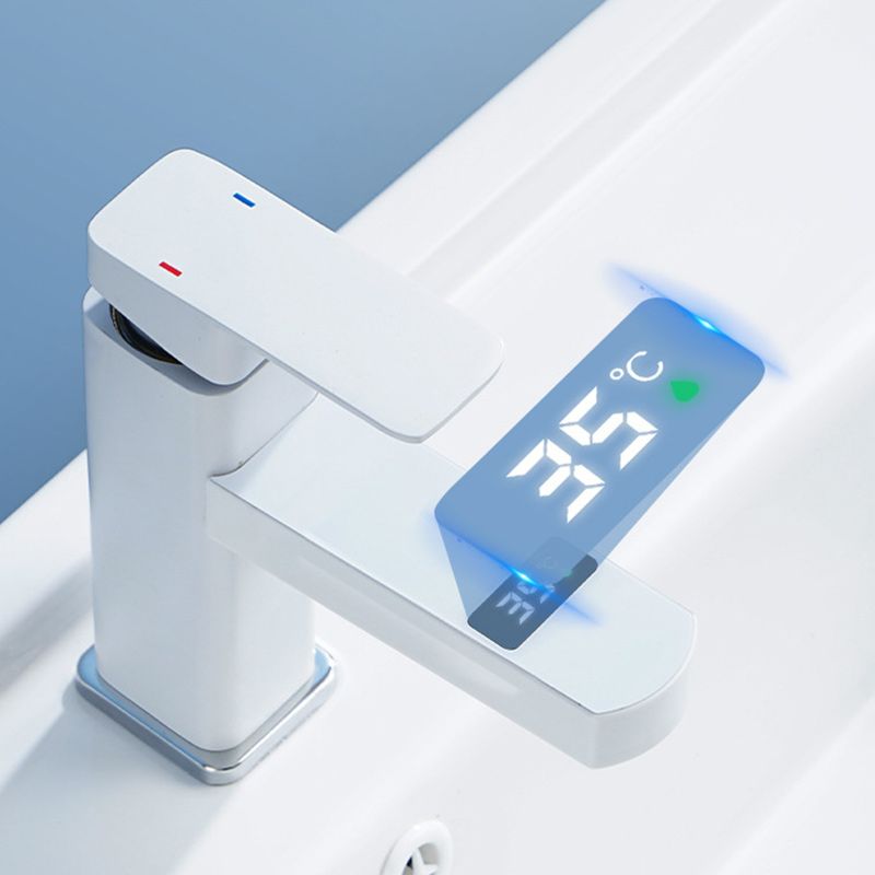 Moderne Küchenarmatur mit digitaler Anzeige und eleganter Form