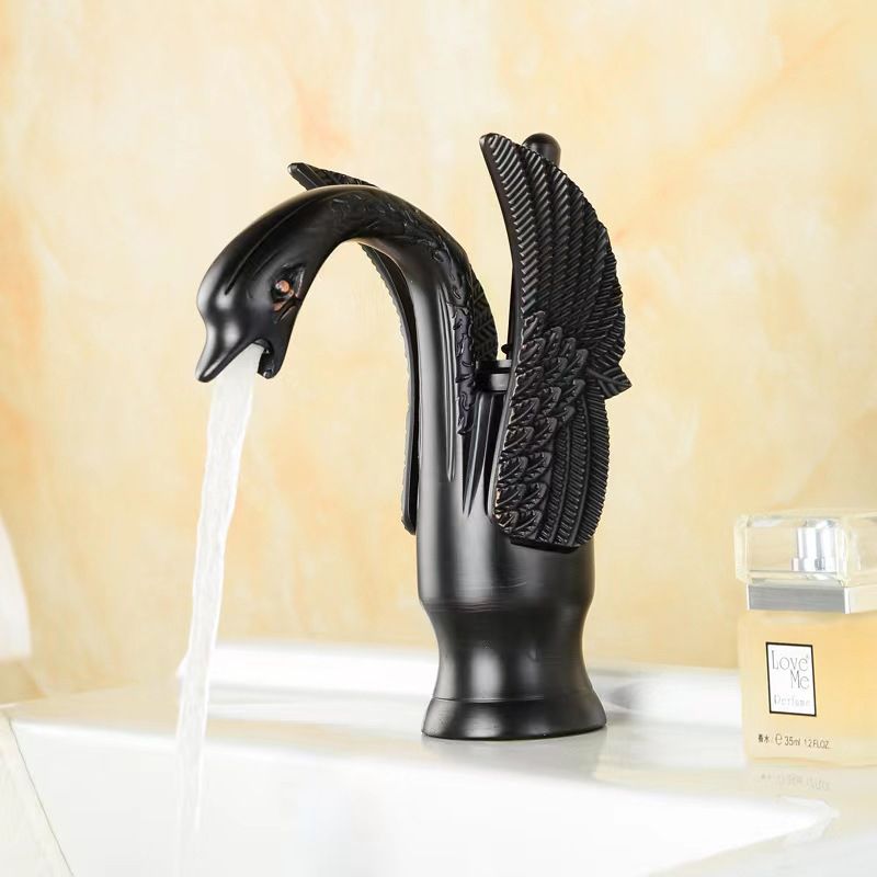 Eleganter Wasserhahn für das Badezimmer mit einem Hebel in verschiedenen Farben