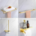 Elegantes Badezimmer-Set mit goldenen Handtuchhaltern