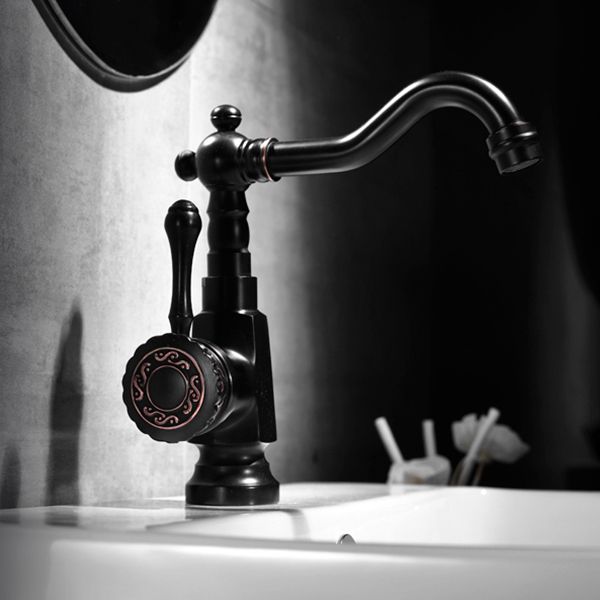 Eleganter Küchenwasserhahn mit schwenkbarem Auslauf und Hebelgriff